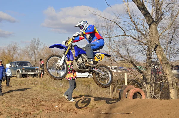 Springen naar boven rider omhoog op een motorfiets mx — Stockfoto