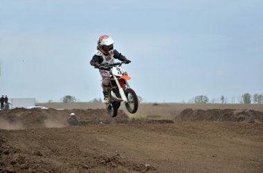 Bisikletli çocuk hill parça mx kenarından atlar