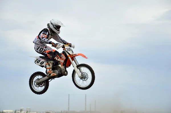 Jonge mx ruiter op een motorfiets in de lucht — Stockfoto