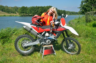 kız için mx motosiklet üzerinde leaned duruyor