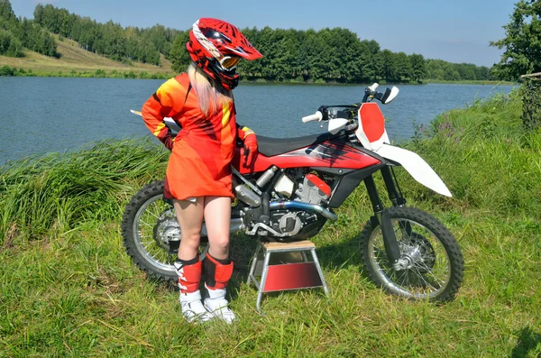 Girl in a helmet costs about motorbike motocross — Stock Photo, Image