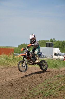 bir çocuk üzerinde bir küçük motosiklet motocross kökenli atlar