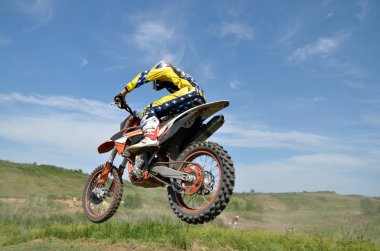 Sürücü motosiklet mx tepeden uçar