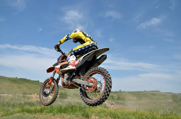 Driver motorcycle MX flies over hill — Stock Photo, Image