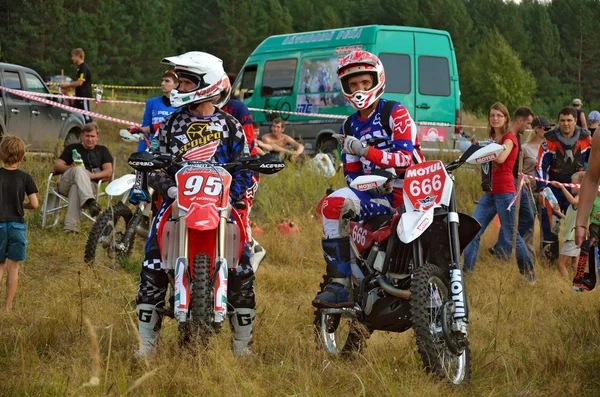 Dos jinetes para sentarse en una motocicleta enduro —  Fotos de Stock