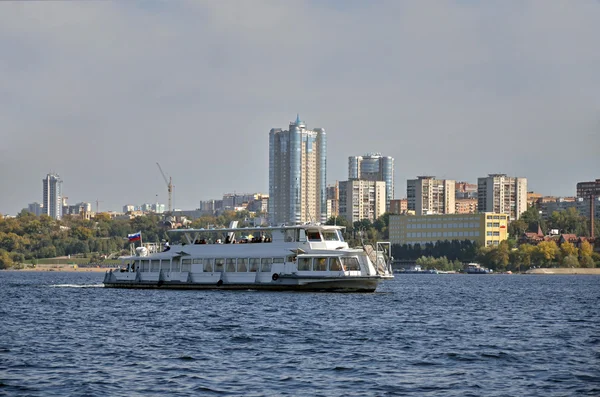 Nehrin ortasında su taşıma