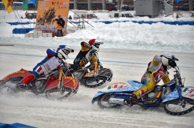Üç atlı buz speedway rekabet köşe yazısına