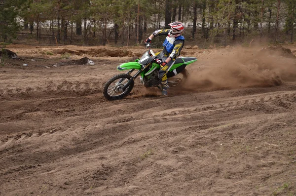 MX rider vänder helt av sand — Stockfoto