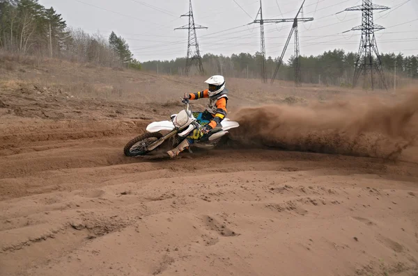 Мотокросс практикующий гонщик на повороте в песчаных корытах Стоковая Картинка