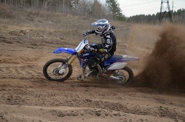 Motosiklet binici sandy parça hızlandırdı.