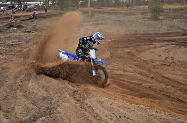 Motocross yarışçısı derin kumlu tekerlek izleri bırakır