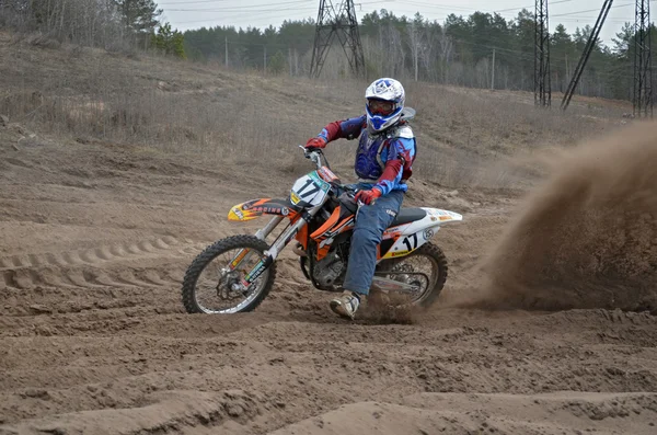 Biker rides on a sandy track with a large plume of sand — Stock Photo, Image