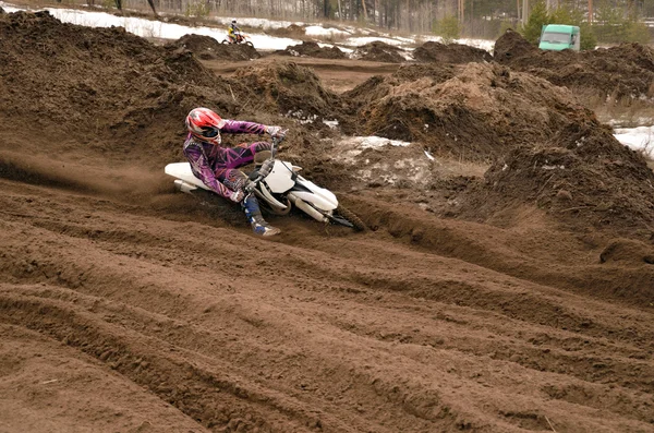 MX závodník, s velkým sklonem v kostrbatý zčista jasna se otočí na th — Stock fotografie