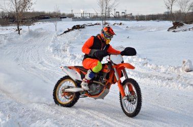 Kış motocross yarışçısı bir motosiklet üzerinde sırayla, rides.