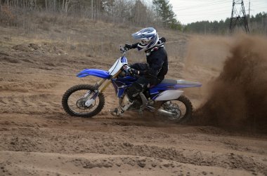 Motosiklet binici sandy parça hızlandırdı.