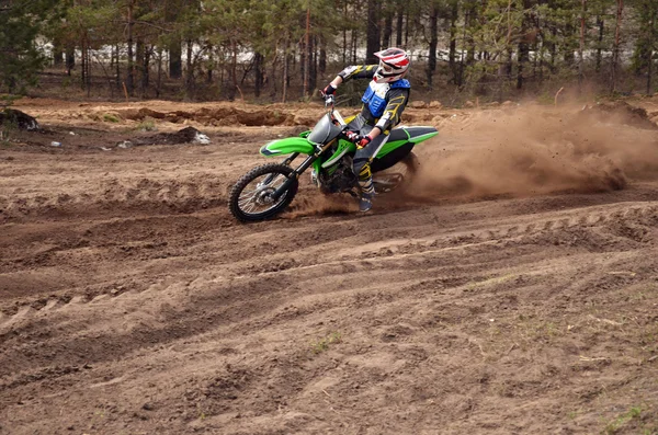 Le pilote MX tourne à bout portant de sable — Photo