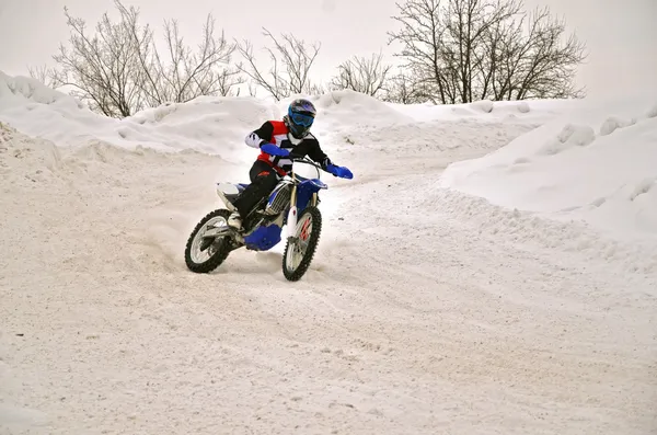 Winter motocross racer on a motorcycle turns with the slope and — Stock Photo, Image