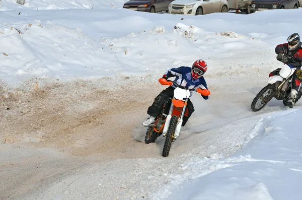 Kış mx racer bir motosiklet üzerinde sırayla, rides. — Stok fotoğraf