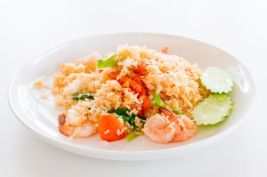 Kızarmış pilav ve deniz ürünleri.