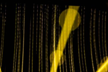 Karanlık arkaplanda odaklanmış ışık izleri, hareket bulanıklığı