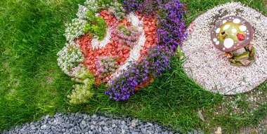 Çeşitli çiçeklerle bahçe düzenlemesi