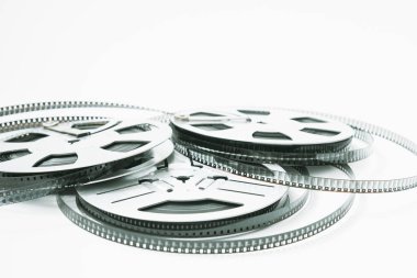 beyaz zemin üzerinde eski film makarası