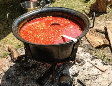 Romen geleneksel yemekleri açık ateşte kazanda hazırlandı