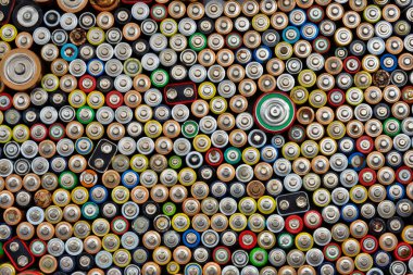 Farklı üreticilerden kullanılmış piller, atık, toplama ve geri dönüşüm, çevre için yüksek tehlike. Batarya arkaplan üst görünümü