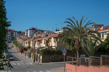 Malaga, İspanya - 30 Aralık 2017 İspanya 'nın Endülüs bölgesine özgü beyaz evler, Costa del Sol, Malaga Eyaleti, Endülüs, İspanya, Batı Avrupa