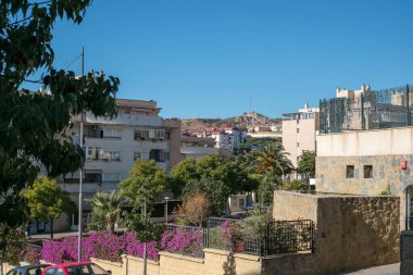 Malaga, İspanya - 30 Aralık 2017 İspanya 'nın Endülüs bölgesine özgü beyaz evler, Costa del Sol, Malaga Eyaleti, Endülüs, İspanya, Batı Avrupa