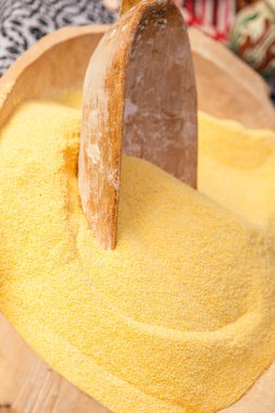 Tahta kaşık Hominy kasesinde