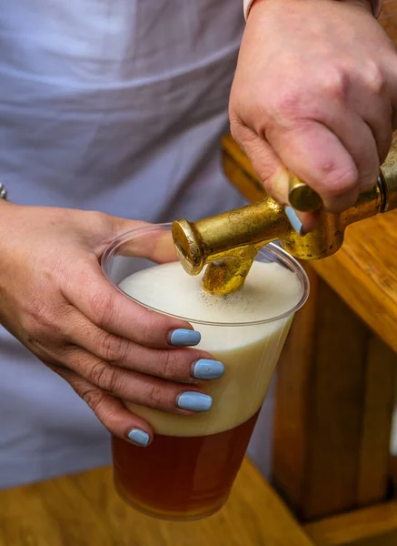 Homem Enche Copo Plástico Com Cerveja — Fotografia de Stock