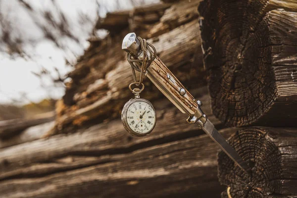 古い小屋に閉じ込められたナイフから吊るされた古い時計 — ストック写真