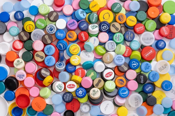 罗马尼亚锡比乌 2021年12月5日 可回收的多色塑料瓶盖 尺寸和颜色的多样性 循环利用是健康环境的关键 顶盖收集倡议 慈善活动 — 图库照片