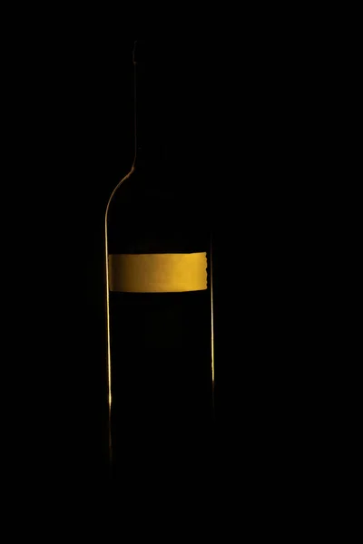 Silhouette Einer Flasche Wein Mit Gelbem Lable Auf Dunklem Hintergrund — Stockfoto