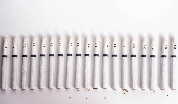 顔が描かれた白いタバコ — ストック写真