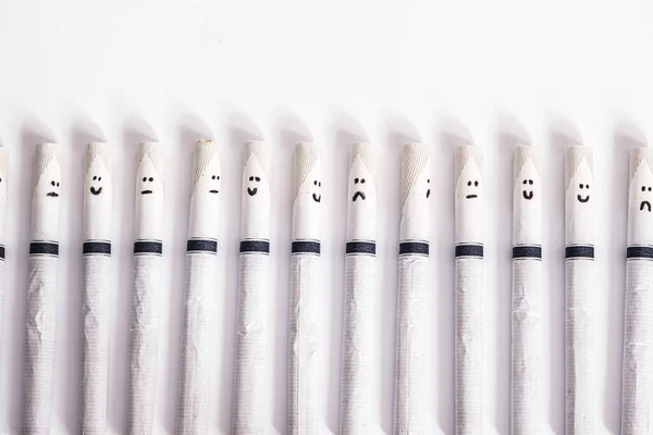 Белые Сигареты Раскрашенными Лицами — стоковое фото