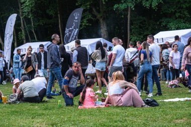 Sibiu, Romanya - 12 Haziran 2021 İyi hisseden ve Beyaz Müzeler Gecesi 2021 'de yemek servisi yapan insanlar. Astra Geleneksel Halk Uygarlığı Müzesi, Sibiu kenti, Romanya