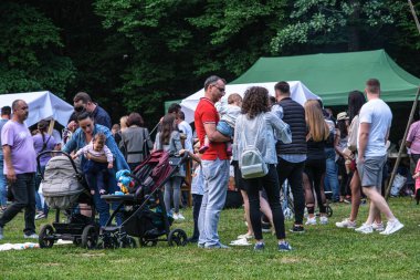 Sibiu, Romanya - 12 Haziran 2021 İyi hisseden ve Beyaz Müzeler Gecesi 2021 'de yemek servisi yapan insanlar. Astra Geleneksel Halk Uygarlığı Müzesi, Sibiu kenti, Romanya