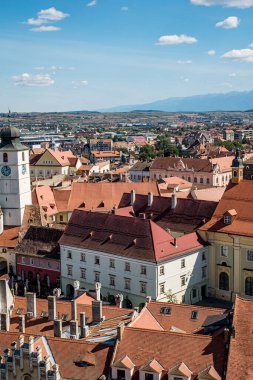 Sibiu, Romanya - 21 Eylül 2019. Sibiu şehrindeki Saint Mary Lutheran Katedrali'nden şehrin havadan görünümü, Romanya