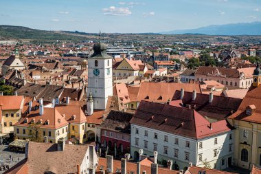 Sibiu, Romanya - 21 Eylül 2019. Sibiu şehrindeki Saint Mary Lutheran Katedrali'nden şehrin havadan görünümü, Romanya