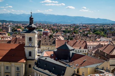 Sibiu, Romanya - 21 Eylül 2019. Sibiu şehrindeki Saint Mary Lutheran Katedrali'nden şehrin havadan görünümü, Romanya
