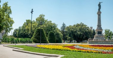 RUSE, BULGARIA - 28 Temmuz 2020: Bulgaristan 'ın Rusçuk kentinin merkezinde Özgürlük Anıtı