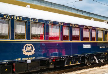 Rusçuk şehri, Bulgaristan - 29 Ağustos 2017. Efsanevi Venedik Simplon Orient Ekspresi Ruse tren istasyonundan ayrılmaya hazır. Uykucu. Lüks tren Paris ve İstanbul arasında seyahat eder..