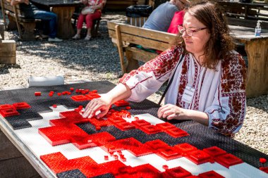 Sibiu kenti, Romanya - 20 Haziran 2020. Geleneksel Romen kumaşları ve çeşitli el yapımı eşyalar