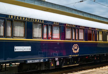 Rusçuk şehri, Bulgaristan - 29 Ağustos 2017. Efsanevi Venedik Simplon Orient Ekspresi Ruse tren istasyonundan ayrılmaya hazır. Uykucu. Lüks tren Paris ve İstanbul arasında seyahat eder..
