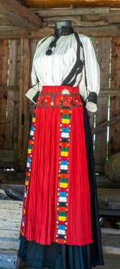 Sibiu kenti, Romanya - 20 Haziran 2020. Geleneksel Romen kumaşları ve çeşitli el yapımı eşyalar