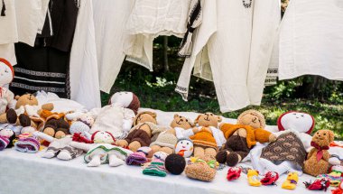 Sibiu kenti, Romanya - 20 Haziran 2020. Geleneksel Romen kumaşları ve çeşitli el yapımı eşyalar