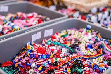 Sibiu kenti, Romanya - 20 Haziran 2020. Geleneksel Romen kumaşları ve çeşitli el yapımı eşyalar