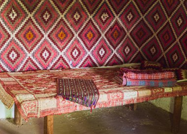 Sibiu kenti, Romanya - 20 Haziran 2020. Geleneksel Romen kumaşları ve çeşitli el yapımı eşyalar